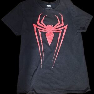 **3/20$**  L Black and Red Spider Logo T-Shirt
